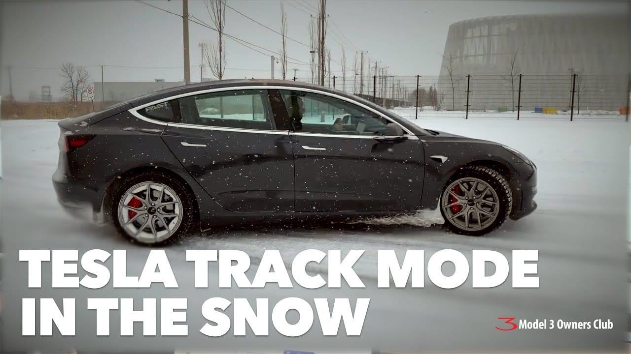Jak zachowuje się Tesla w trybie „track mode” na ośnieżonym parkingu?